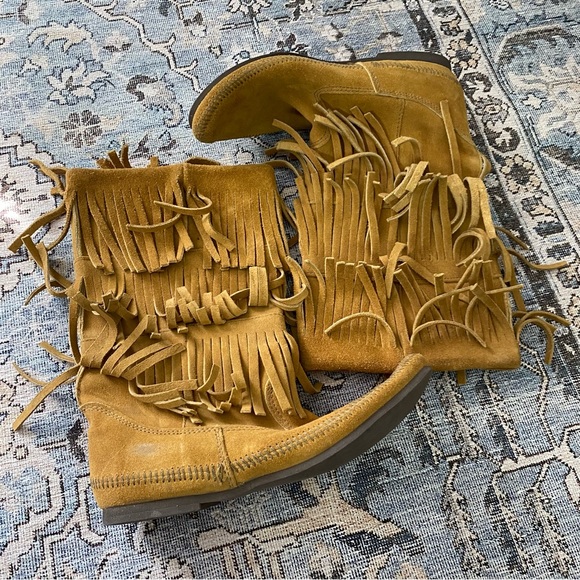MINNETONKA 3-Layer Fringe Boot Size 10 - Picture 2 of 10